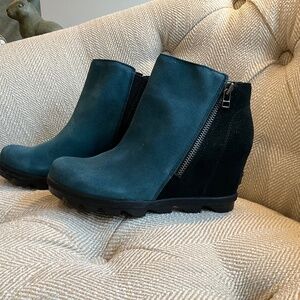 Sorel Boots. NEW! Beautiful blue and black. Size 8